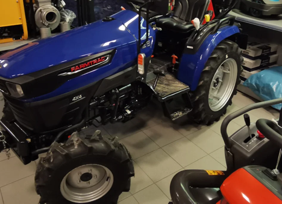 Traktor Farmtrac w salonie